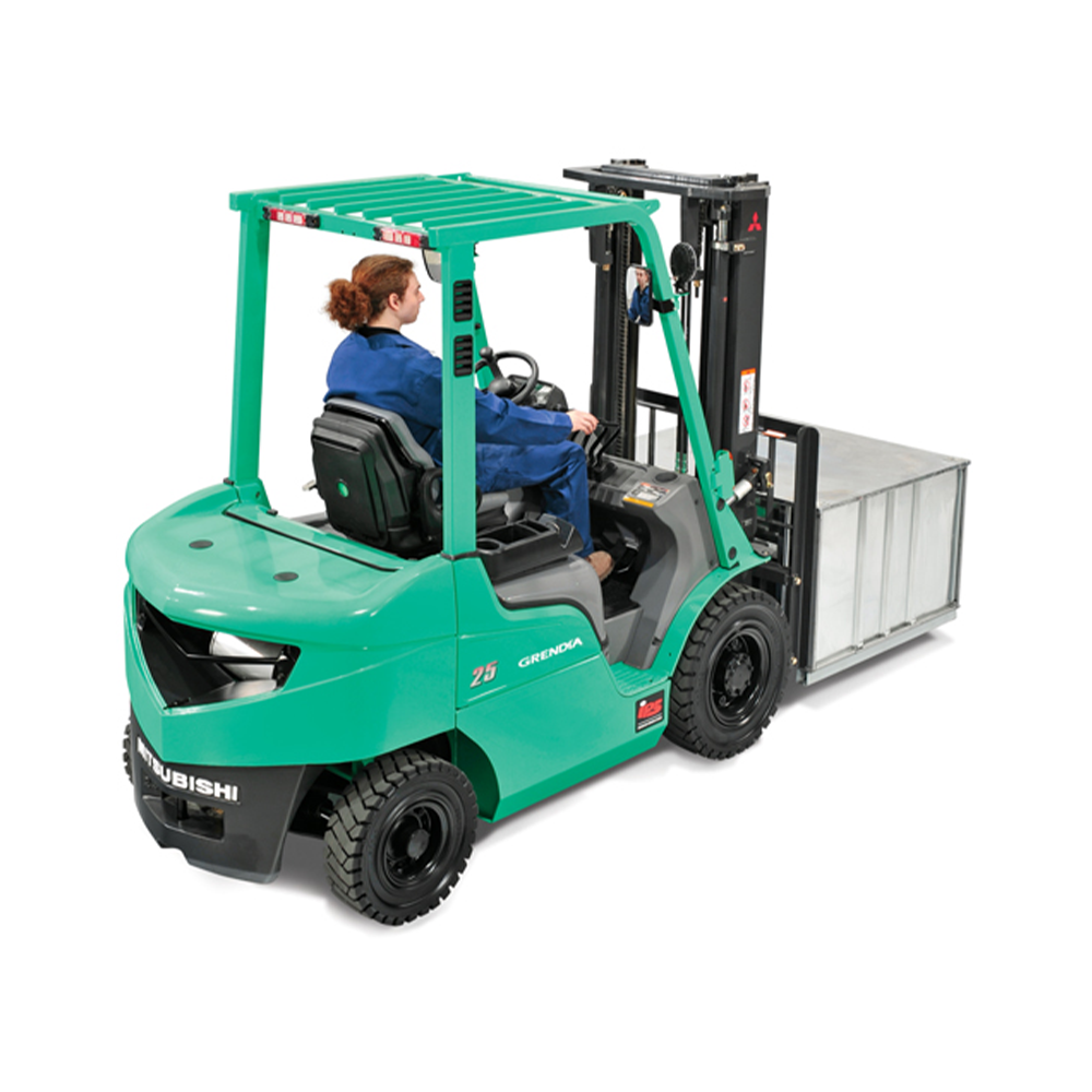 Operator driving green Mitsubishi Grendia 2.5-ton forklift with cargo, showcasing forklift operation in industrial setting.
